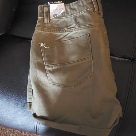 Shorts - Picture 2 of 3